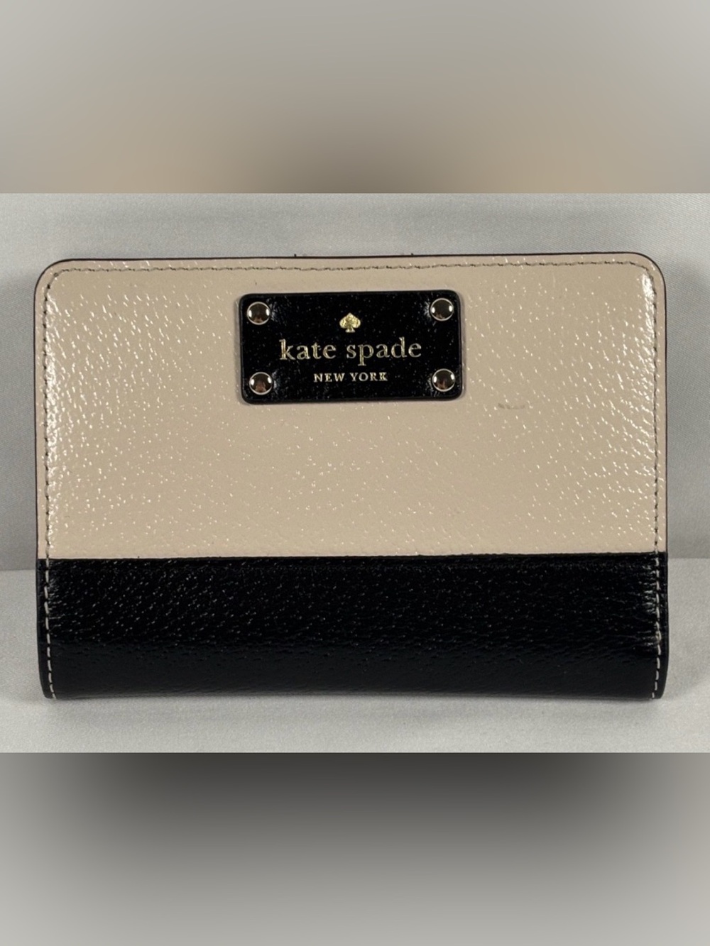 •KATE SPADE•CARA WELLESLEY BLACK/CREAM COLORBLOCK PEBBLED LEATHER COMPACT WALLET